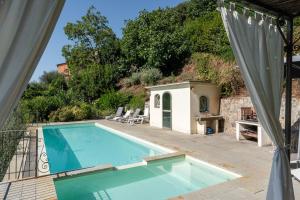 einen Pool mit Blick auf ein Haus in der Unterkunft La Piella in Coreglia Antelminelli