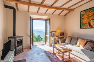 ein Wohnzimmer mit einem Sofa und einem Kamin in der Unterkunft La Piella in Coreglia Antelminelli