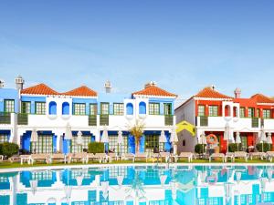 una representación del exterior de un complejo con piscina en Bungalows Vistaflor, en Maspalomas