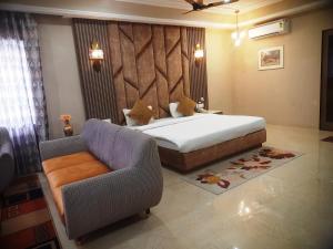 Riddhi Siddhi Resorts客房内的一张或多张床位