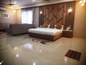 Riddhi Siddhi Resorts客房内的一张或多张床位