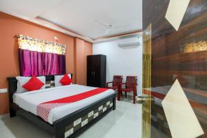 - une chambre avec un lit et une porte coulissante en verre dans l'établissement New Cyber Grand Madhapur, à Kondapur