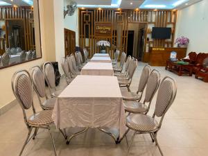 una sala de conferencias con una mesa larga y sillas en Châu Giang Hotel Cửa Lò en Cửa Lò