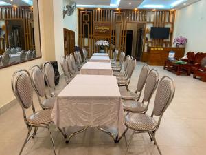 een vergaderzaal met een lange tafel en stoelen bij Châu Giang Hotel Cửa Lò in Cửa Lô