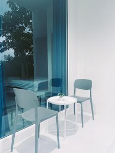 a room with two chairs and a table and a window at TJ Garden & Resort in Ban Dan Chang