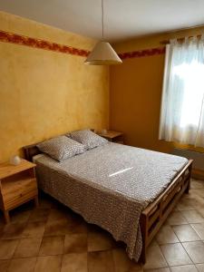 - une chambre avec un lit et une fenêtre dans l'établissement Villa la Montée, à Mirabel-aux-Baronnies