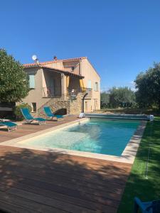 una piscina frente a una casa en Villa la Montée, en Mirabel-aux-Baronnies