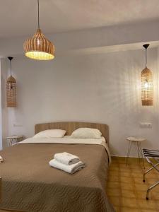 ein Schlafzimmer mit einem Bett mit zwei Handtüchern darauf in der Unterkunft Manos Pension in Faliraki