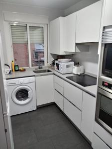 cocina blanca con lavadora y fregadero en Room in Guest room - H Individual In Reformed Residence has wifi center num112, en Madrid