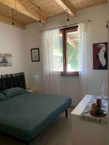 una camera con letto, tavolo e finestra di Graziosa casa in campagna a Ripalta