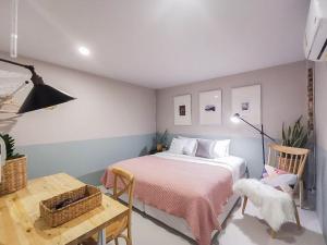 Postel nebo postele na pokoji v ubytování Snoozy Guesthouse