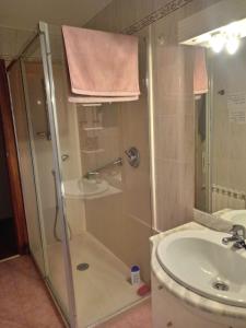 ein Bad mit einer Dusche und einem Waschbecken in der Unterkunft Room in Guest room - H Individual In Reformed Residence has wifi center num102 in Madrid