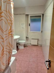 Foto sihtkohas Madrid asuva majutusasutuse Room in Guest room - H Individual In Reformed Residence has wifi center num101 galeriist