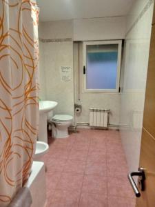 y baño con aseo y lavamanos. en Room in Guest room - H Individual In Reformed Residence has wifi center num102, en Madrid