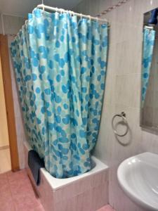 Foto sihtkohas Madrid asuva majutusasutuse Room in Guest room - H Individual In Reformed Residence has wifi center num101 galeriist