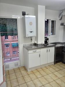 Foto sihtkohas Madrid asuva majutusasutuse Room in Guest room - H Individual In Reformed Residence has wifi center num101 galeriist