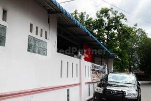 een auto geparkeerd voor een gebouw bij Asri Residence near Jalan Iskandar Muda Medan RedPartner in Medan