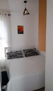 ナイロビにあるRacecourse Studio Apartmentsの白いベッドルーム(白い大型ベッド1台付)