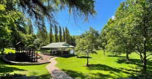 un parque con parque infantil y cenador en Chestnut Tree Holiday Units, en Bright
