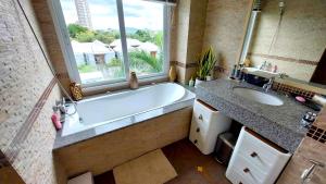 Η κουζίνα ή μικρή κουζίνα στο Beachfront Apartment with Balcony, Sea View & Pool View - Cha Am - Hua Hin