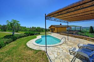 einen Pool in einem Hof mit einem Haus in der Unterkunft Villa Roberto by PosarelliVillas in Fontanella