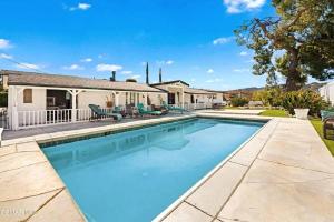 una piscina frente a una casa en 4 bed 3 bath pool house gated property, en Thousand Oaks