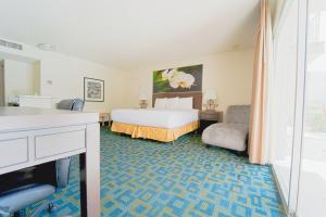 Postel nebo postele na pokoji v ubytování Royal Plaza Inn