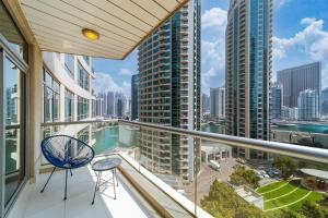 balcón con vistas a la ciudad en Heart of the Marina - 1 BR apartment en Dubái