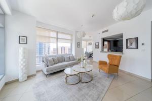 un soggiorno con divano e tavolo di Heart of the Marina - 1 BR apartment a Dubai