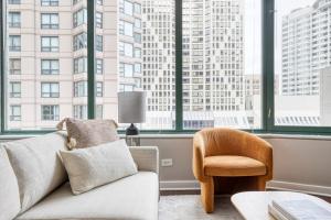 A seating area at Streeterville Studio w Dog Run Deck nr Park CHI-584