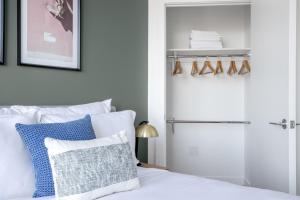 um quarto com uma cama com almofadas azuis e brancas em Downtown 1BR w Gym Doorman WD nr Chinatown BOS-224 em Boston