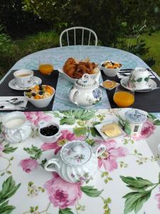 uma mesa com uma toalha de mesa com comida em coté remparts em Provins