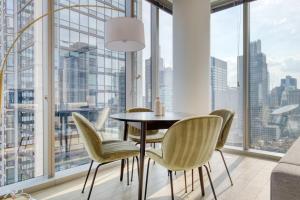 een eetkamer met een tafel en stoelen en een groot raam bij Loop 2br w gym playroom pool close to L CHI-960 in Chicago