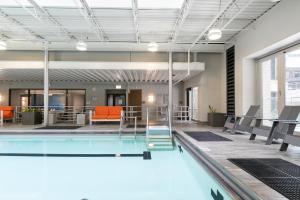 uma piscina interior com cadeiras e mesas num edifício em Streeterville Studio w Dog Run Deck nr Park CHI-584 em Chicago