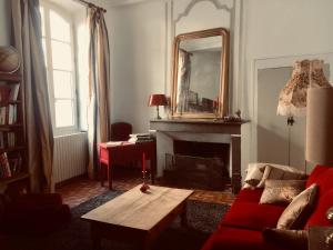 Posedenie v ubytovaní SAUVEURS DE REVES 2 suites indépendantes et un F2 privé dans un hôtel particulier