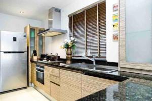 eine Küche mit Spüle und Kühlschrank in der Unterkunft Sunrise Beach Villa in Ko Chang