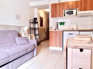 a living room with a couch and a kitchen at Adonis Valberg in Valberg