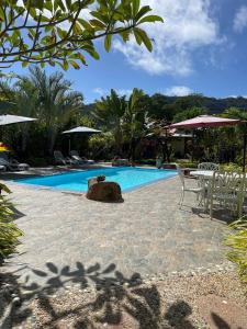 Hồ bơi trong/gần La Digue Holiday Villa