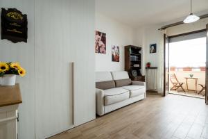een woonkamer met een bank en een tafel bij Oxilia Flat - Loreto District in Milaan