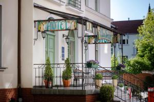 un edificio con un balcón con macetas. en Villa Sedan, en Sopot