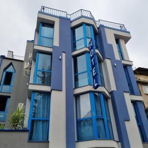 モンタナにあるХотел Европаの青い建物
