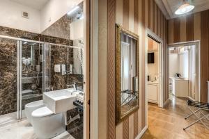 bagno con lavandino e doccia di Relais Fontana Di Trevi Hotel a Roma