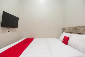Voodi või voodid majutusasutuse RedDoorz Plus at Eskole ITERA Lampung toas
