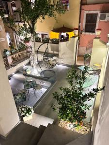z widokiem na patio ze stołami i krzesłami w obiekcie Villa D'Orville luxury suites Taormina w Taominie