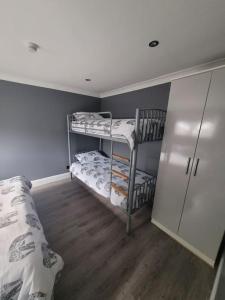Cette chambre comprend 2 lits superposés et un placard. dans l'établissement Sanity Sanctuary, à Leysdown-on-Sea