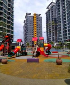 een park met een speeltuin met een glijbaan bij Rafa Vista Homestay in Shah Alam