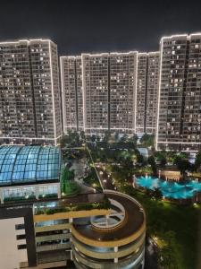 uitzicht op een stad in de nacht met hoge gebouwen bij -10% Căn hộ 2 ngủ ngay trung tâm Ocean Park 1 in Gia Lâm Pho