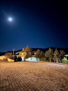 una luna sobre una casa con una entrada de ladrillo en HOTEL FLAVIA, en Poliçan