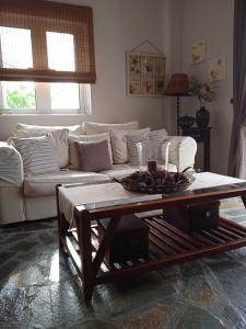 un soggiorno con divano e tavolino da caffè di Calma a Perdhika