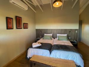 En eller flere senger på et rom på Khululeka Safaris Lodge